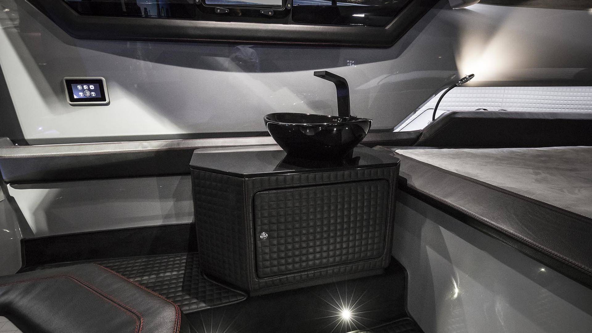 Thuyền đua Brabus Shadow 800